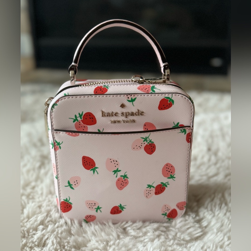 NWOT Kate Spade LIMITED EDITION Daisy strawberry vanity Crossbody